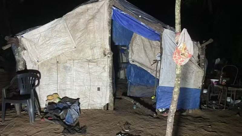 Bebê de cinco meses é morto a golpes de foice em vingança contra o pai da criança; mãe fica ferida com gravidade