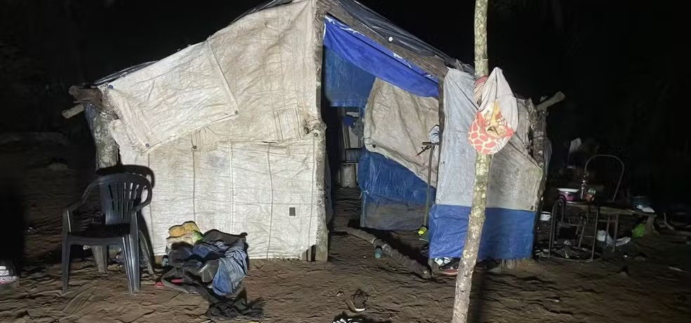 Bebê de cinco meses é morto a golpes de foice em vingança contra o pai da criança; mãe fica ferida com gravidade