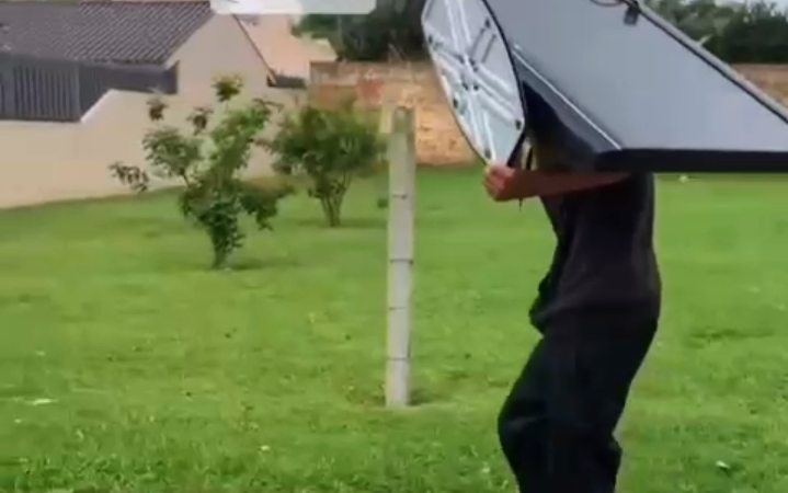 Dupla é presa em Itaúna após pular muro de escola para furtar TV de 50′ e trocar por crack