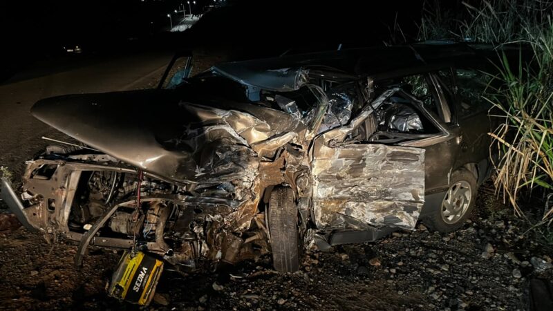 Ocupantes de carro envolvido em colisão, com dois mortos e três feridos, abandonam veículo