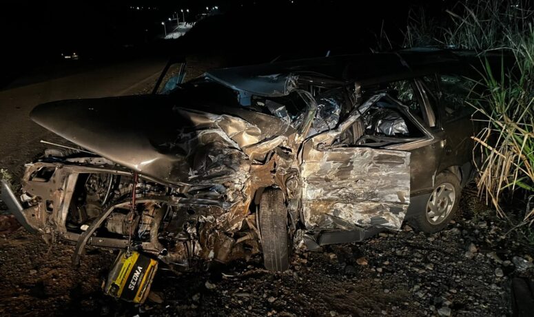 Ocupantes de carro envolvido em colisão, com dois mortos e três feridos, abandonam veículo