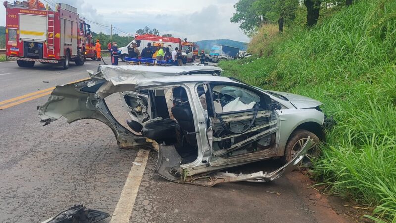 Mãe e filho de 2 anos morrem em grave acidente com incêndio envolvendo quatro veículos na MG-050, em Itaúna