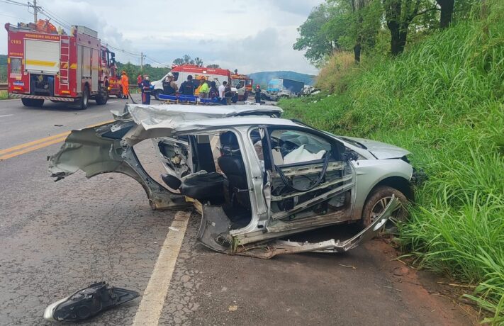 Mãe e filho de 2 anos morrem em grave acidente com incêndio envolvendo quatro veículos na MG-050, em Itaúna