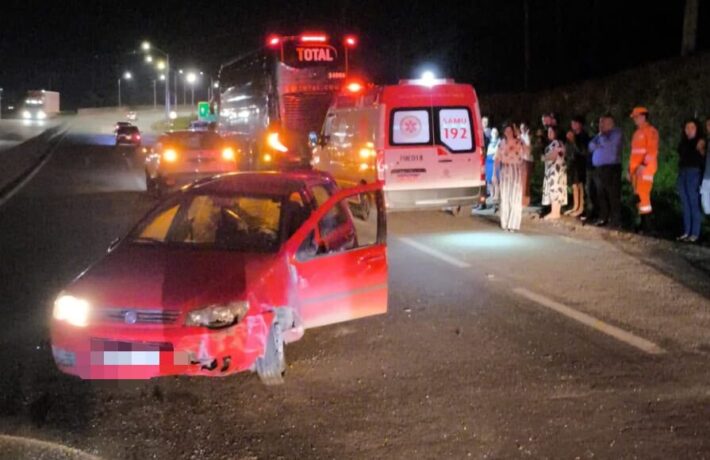 Grave acidente entre carro e ônibus mobiliza bombeiros na MG-050 próximo a Itaúna
