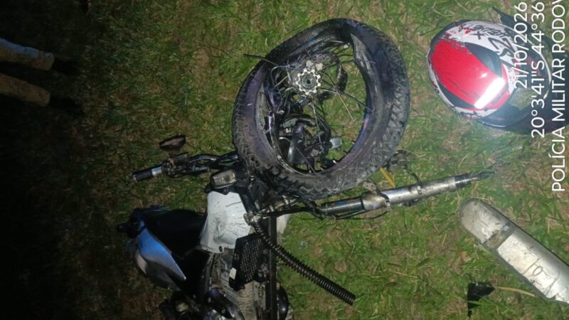 Motociclista de 22 anos fica ferido após invadir contramão e colidir com caminhão na MG-050, em Itaúna