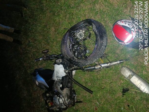 Motociclista de 22 anos fica ferido após invadir contramão e colidir com caminhão na MG-050, em Itaúna