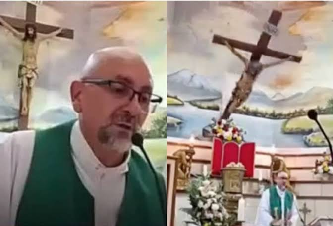 Vídeo: padre morre após ser atingido por uma cruz que se desprendeu da parede, no Equador