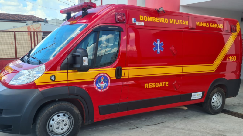 Batida entre carro e moto mobiliza bombeiros e PM na Rua Gonçalves da Guia
