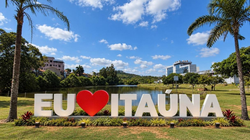 Prefeitura de Itaúna apresenta projetos de urbanização com letreiro turístico e relógio floral