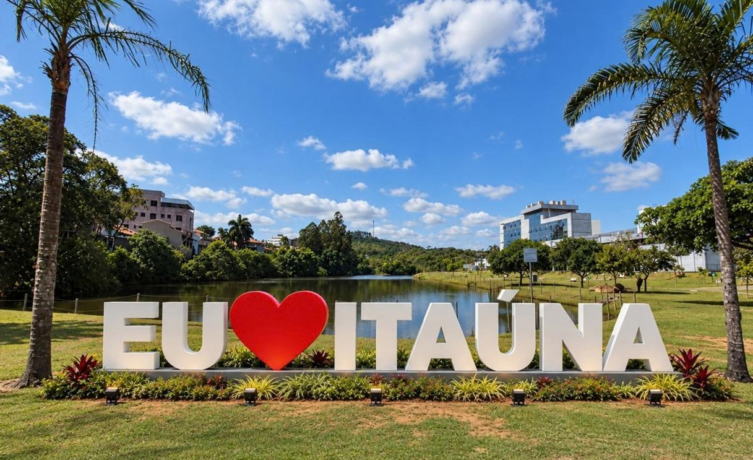 Prefeitura de Itaúna apresenta projetos de urbanização com letreiro turístico e relógio floral
